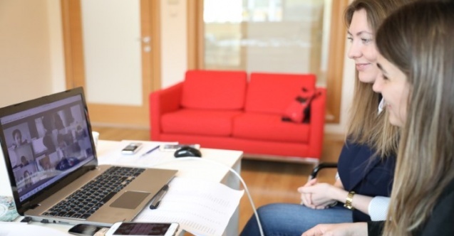 Kültülü çocuklar ekranda derslerinin başında